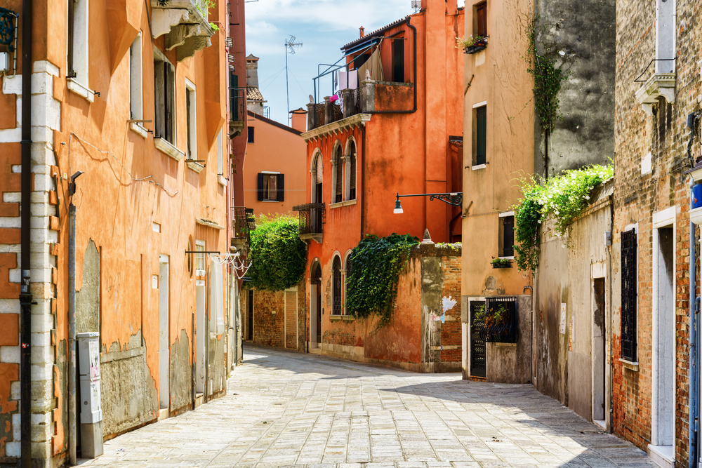 Italy travel tips street