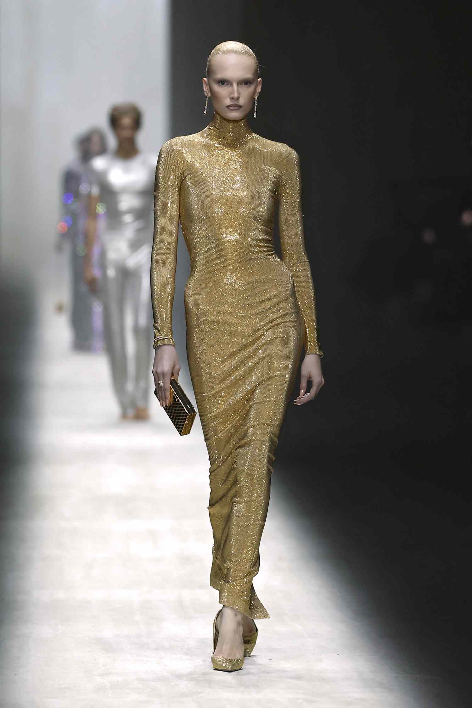 Italian autumn fashion: sweaters, jackets, scarves & boots for stylish travel.